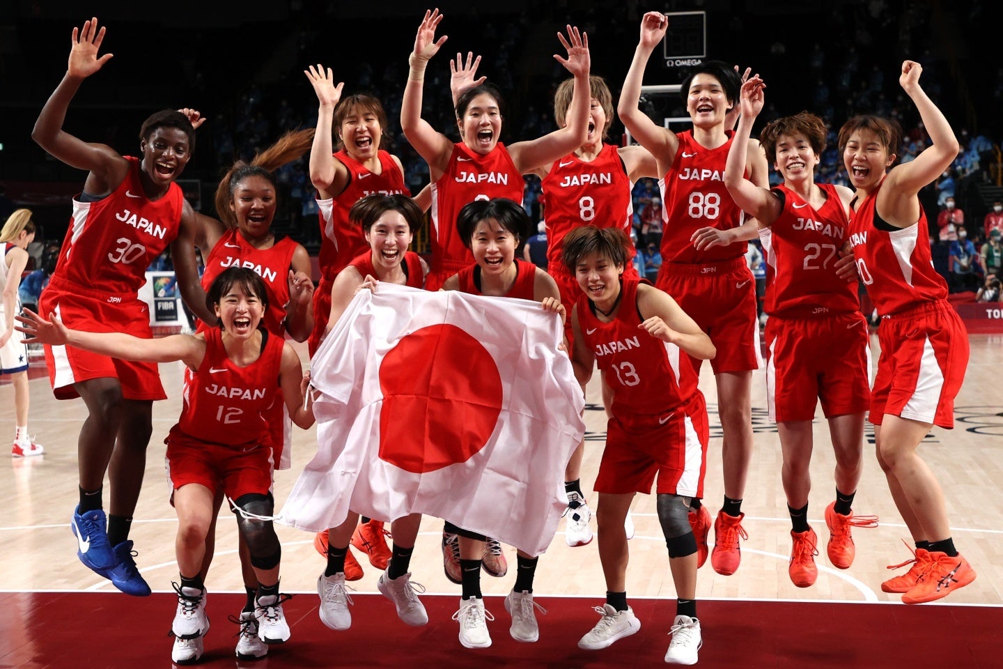 東京五輪では初の銀メダルを獲得した日本の女子バスケットボール。(C)Getty Images