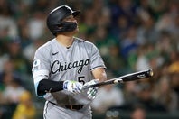 ５戦連発となる10号２ランを放った村上。(C) Getty Images