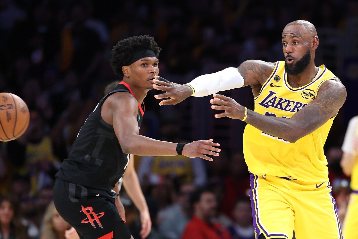 主軸２人を欠くなかで、41歳のレブロンが奮起。レイカーズを連勝発進に導いた。(C)Getty Images