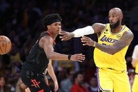 主軸２人を欠くなかで、41歳のレブロンが奮起。レイカーズを連勝発進に導いた。(C)Getty Images