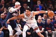 カルーソ（左）の主張を採用した審判への怒りをぶちまけたブッカー（右）。(C)Getty Images