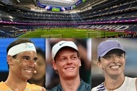 ナダル（左）、シナー（中）、シフィオンテク（右）らテニス界のビッグネームがサッカー場に出現したクレーコートでプレーを楽しんだ。(C)Getty Images