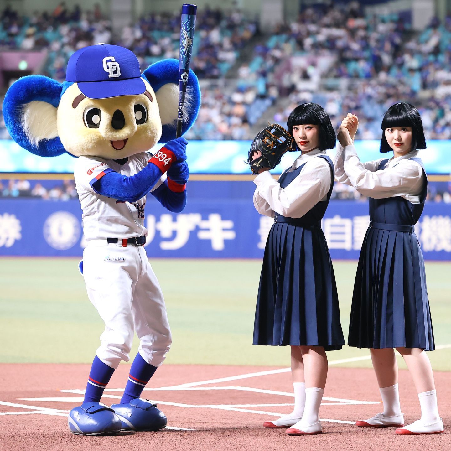 ドアラとの記念撮影に収まるsonoさん（中央）とkohanaさん（右）。６月にはアバンギャルディ全員で再登場する予定だ。写真：産経新聞社