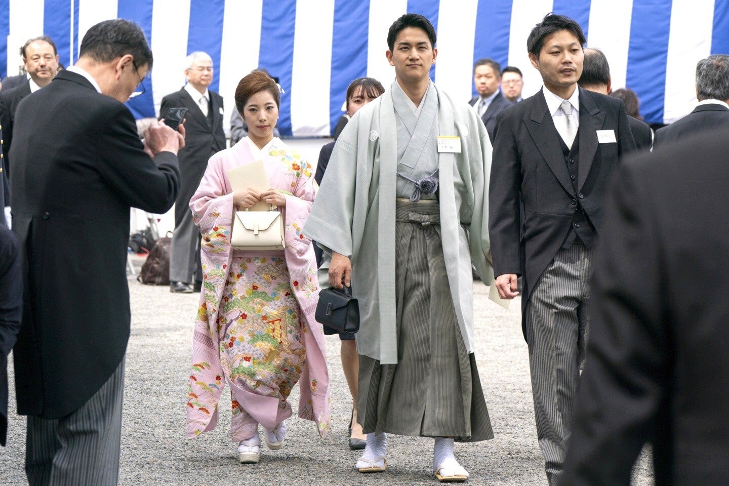 春の園遊会で色違いのお揃いバッグで出席したりくりゅう。(C)Getty Images