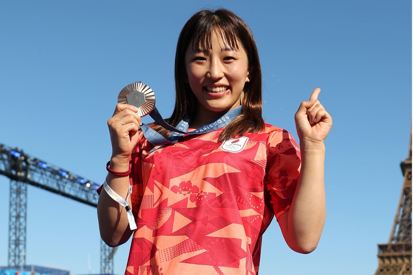 パリ五輪銅メダルの女子レスリング須崎優衣。異国で見事な腹筋姿を披露した。(C)Getty Images