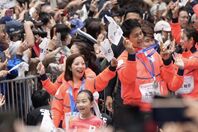 日本橋でのパレードで感謝を伝えたりくりゅうペア。写真：産経新聞社