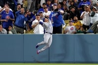 タッカーの本塁打性の大飛球をキャッチした鈴木。(C)Getty Images
