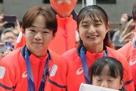 日本橋でのパレード。鍵山が引退する坂本への想いを述べた。写真：産経新聞社