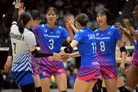 SAGA久光が先勝。北窓（３番）が勝負所でスパイクを決めた。写真：金子拓弥（THE DIGEST写真部）
