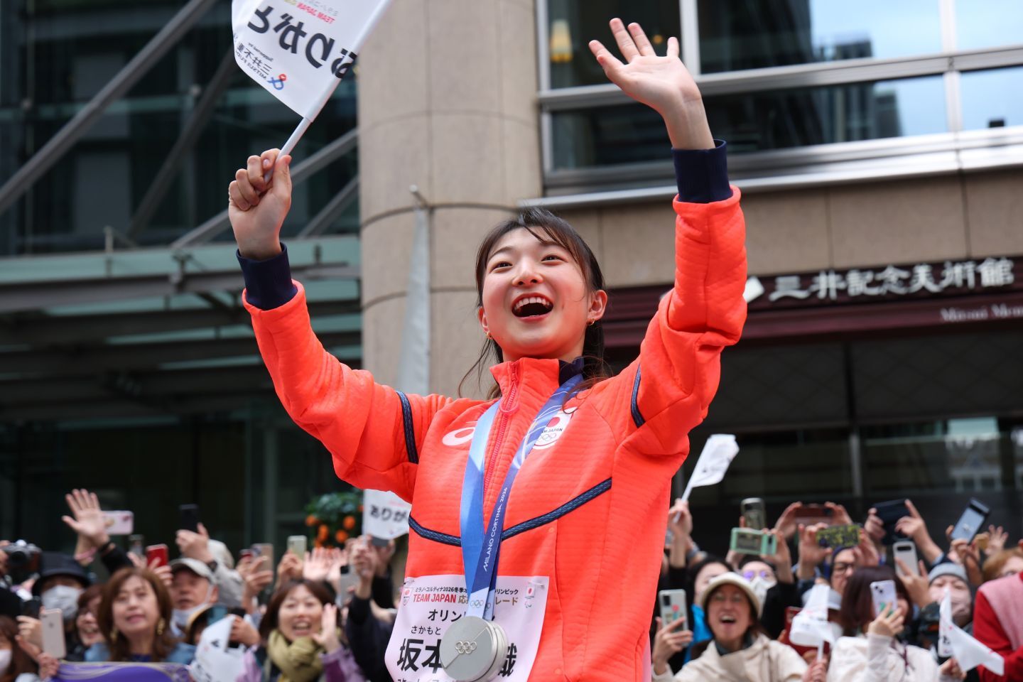 日本橋でのパレード。引退を表明した坂本が笑顔でファンに感謝。写真：長田洋平/アフロスポーツ