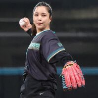 先日はプロ野球の始球式に登場して話題を集めた高梨。オフもイベント等に引っ張りだこだ。写真：産経新聞社