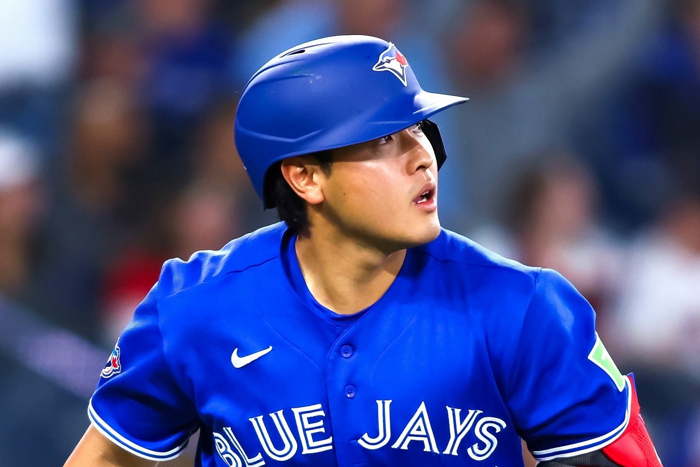 本拠地で２戦連続のバックスクリーン弾を放った岡本。(C)Getty Images