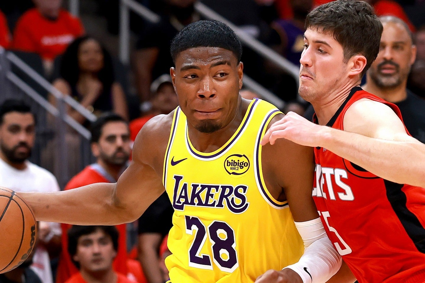 力強いドライブ＆フィニッシュでチームに貴重なリードをもたらした八村（左）。(C)Getty Images