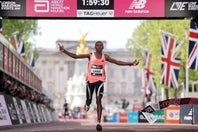 １時間59分30秒をマークし、初めて公認記録で２時間を切ったサウェ。(C)Getty Images