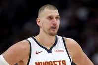 マクダニエルズの行為に抗議したヨキッチ。(C)Getty Images