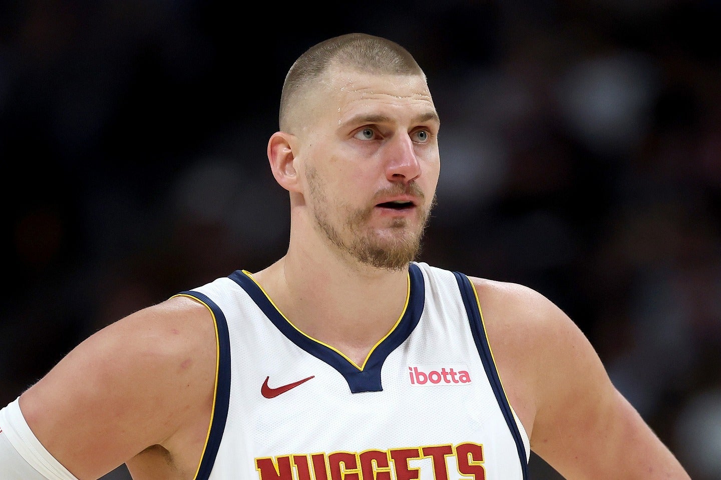 マクダニエルズの行為に抗議したヨキッチ。(C)Getty Images