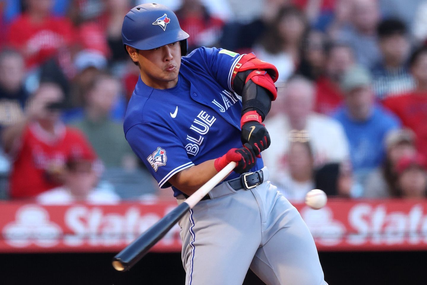 本来の長打力を発揮しきれていないブルージェイズの岡本。(C) Getty Images