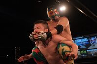 プロレスのリングでケンドー・カシンと対戦した青木真也。自主興行は「答え合わせ」の場とした。写真：橋本宗洋