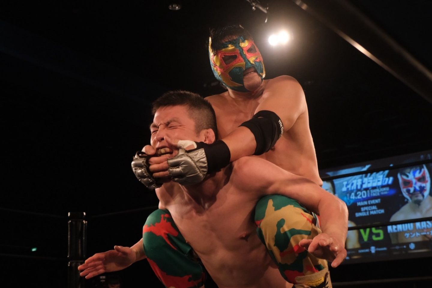 プロレスのリングでケンドー・カシンと対戦した青木真也。自主興行は「答え合わせ」の場とした。写真：橋本宗洋