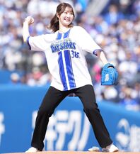 週末のハマスタを可憐に彩った都玲華。だが渾身の一球は練習通りとはいかず…。写真：産経新聞社