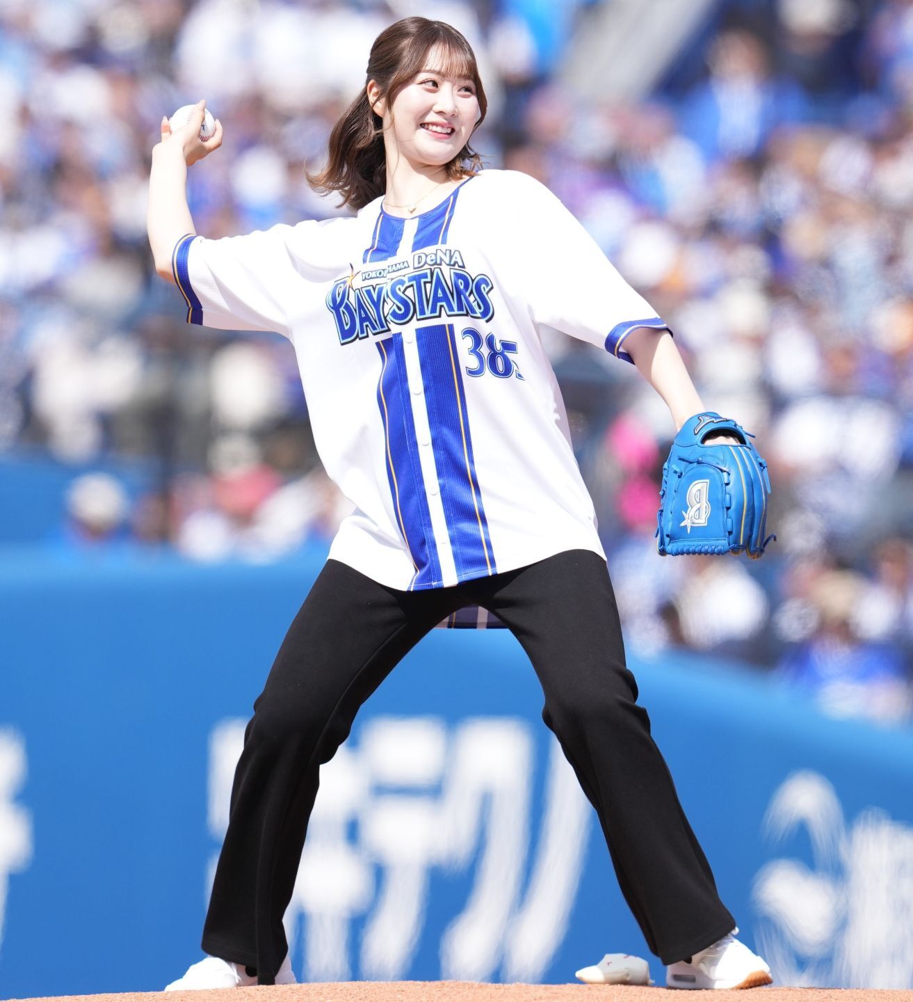 週末のハマスタを可憐に彩った都玲華。だが渾身の一球は練習通りとはいかず…。写真：産経新聞社