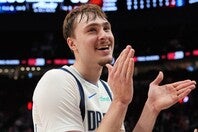 19歳のフラッグが、レブロン以来史上２番目の若さで新人王に輝いた。(C)Getty Images