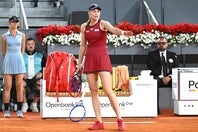 マドリードOP３回戦のジェン・チンウェン戦で、電子判定を巡りルバキナが抗議。ボール跡とのズレを指摘するも覆らず、試合後に不信感をあらわにした。（C）Getty Images