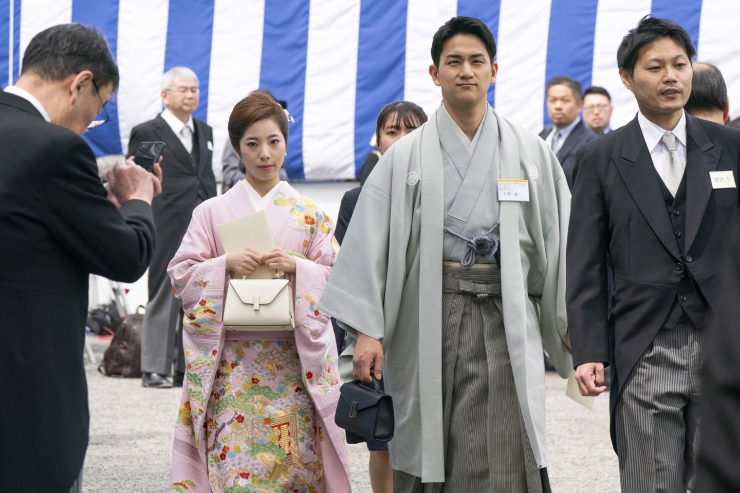 春の園遊会で色違いのお揃いバッグで出席したりくりゅう。(C)Getty Images