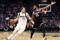 2018年のドラフト２位指名権を保持していたキングスは、ドンチッチ(左)ではなく、バグレー三世(右)を指名した。(C)Getty Images