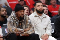 デュラント(左)は今年のプレーオフでわずか１試合の出場にとどまっている。(C)Getty Images