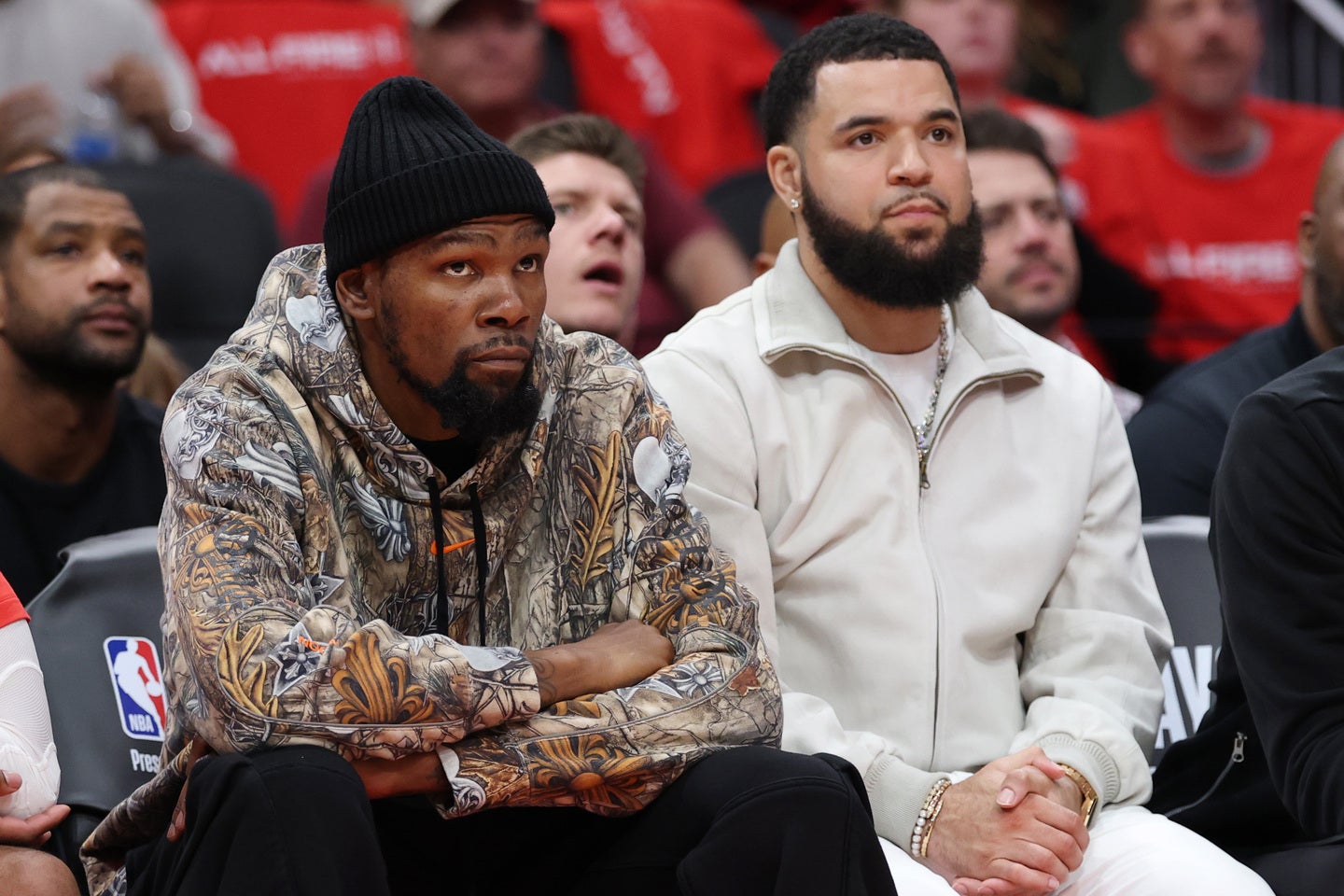 デュラント(左)は今年のプレーオフでわずか１試合の出場にとどまっている。(C)Getty Images