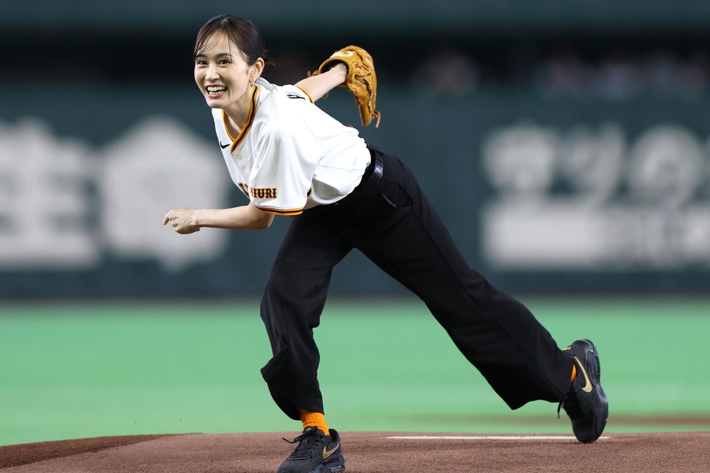 東京ドームの“センター”に立った前田敦子さん。球場を華やかに彩り、スタンドを大いに盛り上げた。写真：産経新聞社