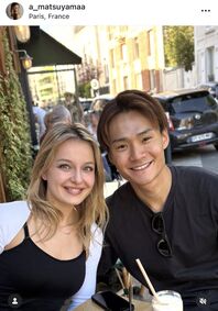 パリでカフェデートを楽しむ松山夫妻。写真：公式インスタグラム（@a_matsuyamaa）のスクリーンショット