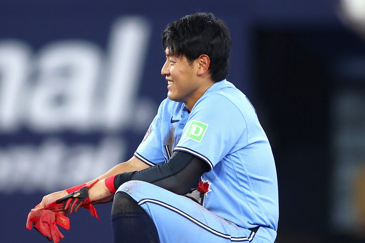 先制２点タイムリーヒットを放った岡本。積極的に二塁を狙うもアウトとなった。(C) Getty Images