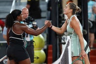 マドリード・オープン準々決勝、女王サバレンカ（右）は６本のマッチポイントを逃してバプティスト（左）に敗れた。(C)Getty Images