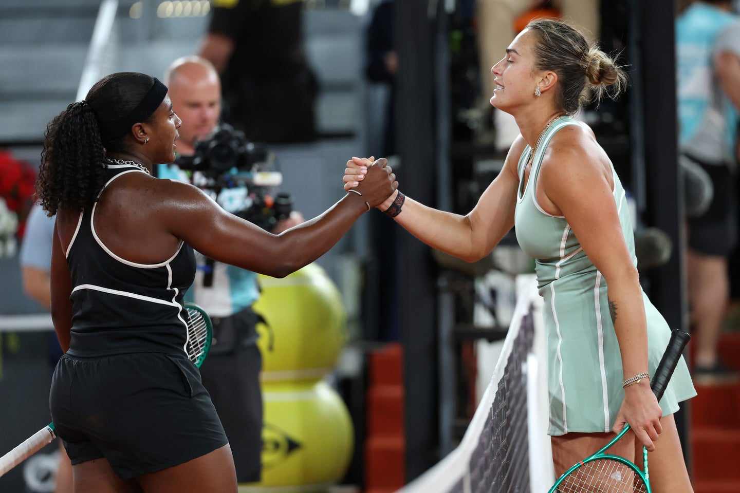 マドリード・オープン準々決勝、女王サバレンカ（右）は６本のマッチポイントを逃してバプティスト（左）に敗れた。(C)Getty Images