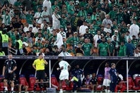 CKの場面では町田のキッカーである相馬に対してモノが投げつけられた。(C)Getty Images