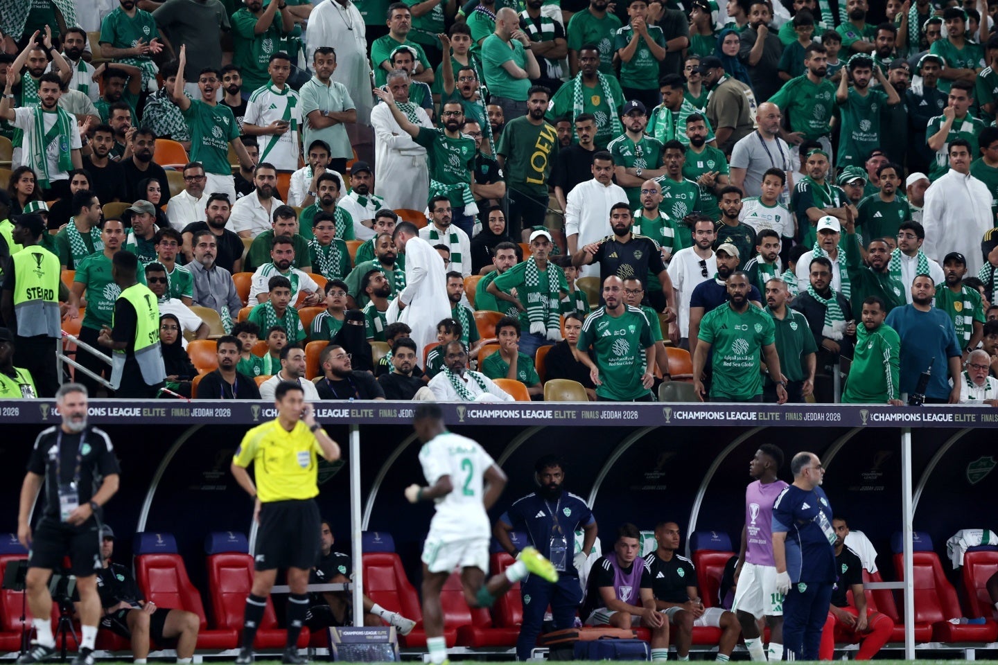 CKの場面では町田のキッカーである相馬に対してモノが投げつけられた。(C)Getty Images