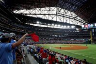 レンジャーズの本拠地グローブライフ・フィールド。観客席では残念な出来事が起きていた。(C) Getty Images