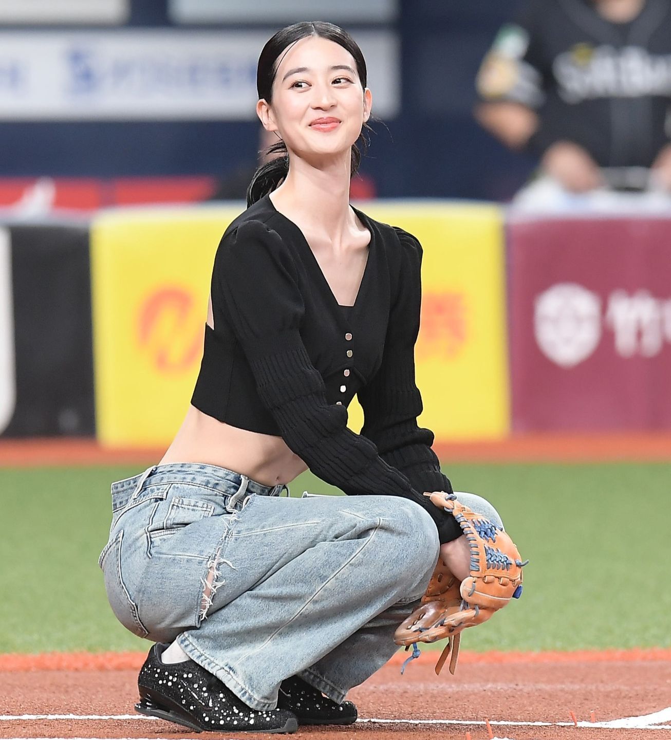 斬新なファッションで登場した青野楓さん。始球式では見事キャッチャーを務め上げた。写真：産経新聞社