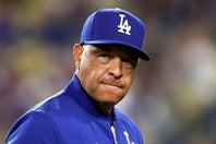 無死一、二塁で送りバントを選択したロバーツ監督。(C) Getty Images