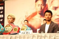 左から井上と中谷。東京ドーム決戦を控え、30日に公式会見が行なわれた。写真：梅月智史（THE DIGEST写真部）