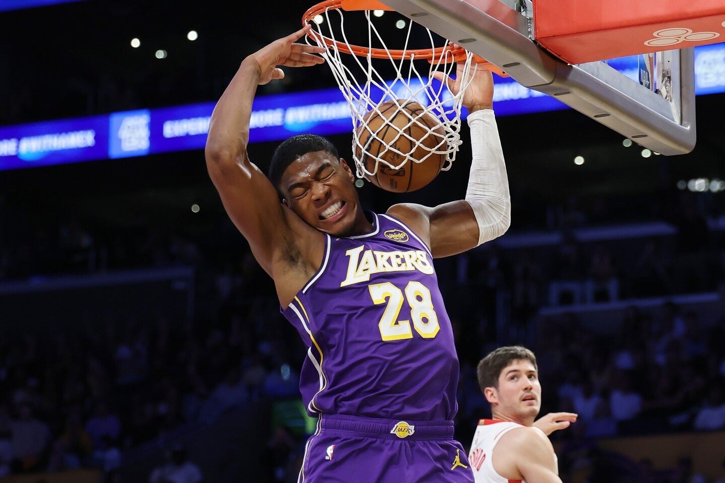 序盤にダンクを叩き込む八村。シリーズ５戦連続の２桁得点をあげたが、勝利は叶わず。(C)Getty Images