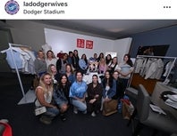 ドジャースの奥さま会の最新の集合写真。写真：公式SNSのスクリーンショット（＠ ladodgerwives）