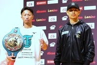WBCバンタム級タイトルマッチで激突する井上拓真（左）と井岡一翔（右）。写真：梅月智史（THE DIGEST写真部）