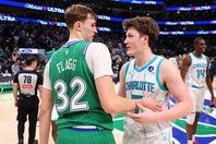 フラッグ(左)がカニップル(右)との関係性について語った。(C)Getty Images