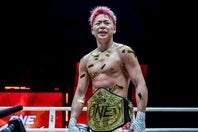 引退マッチを勝利で飾った武尊。試合後にはK-1を代表する伝説ファイターが労いに駆け付けた。写真提供：ONE Championship