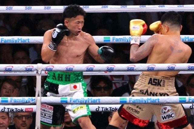 井上（左）が井岡（右）に圧勝。WBCバンタム級王座の初防衛に成功した。写真：梅月智史（THE DIGEST写真部）