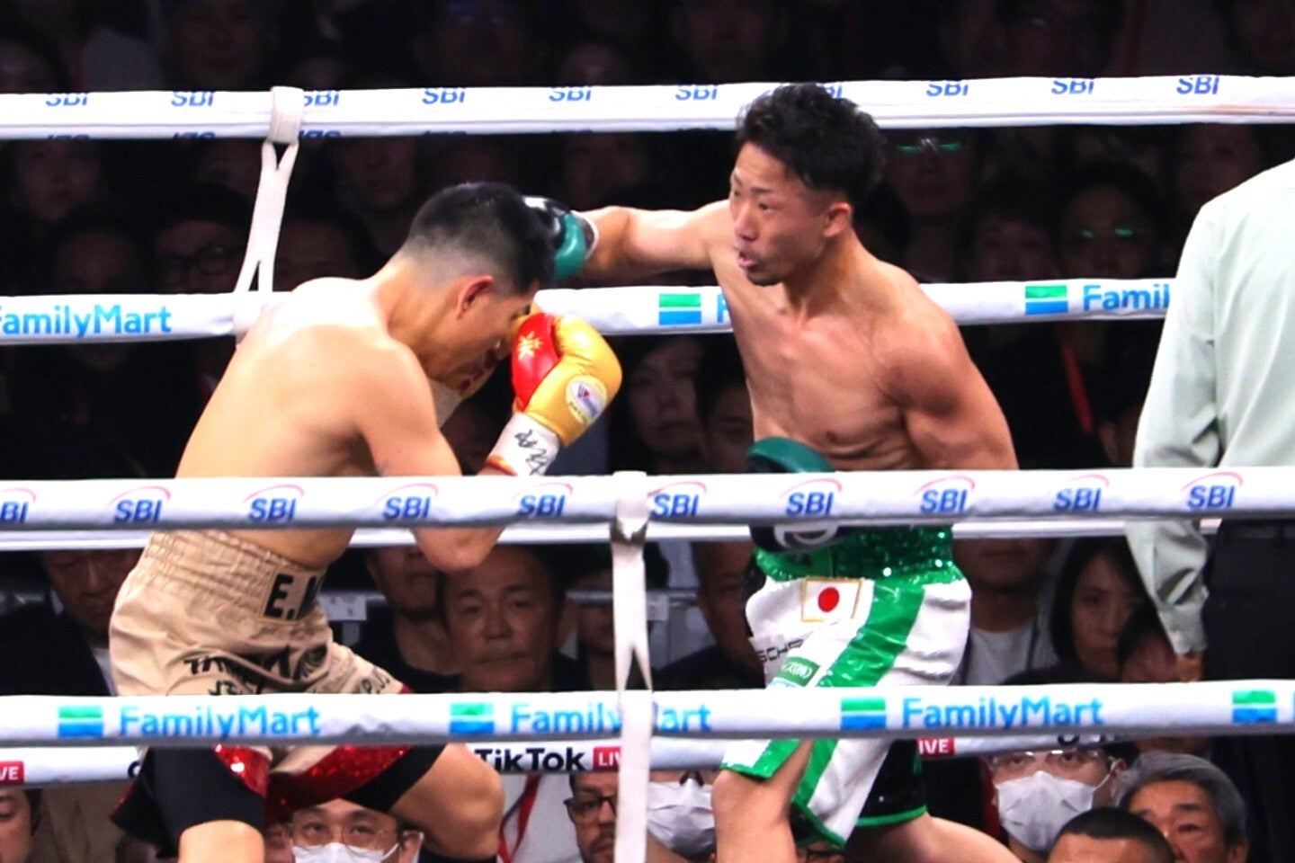 WBC世界バンタム級王者・井上拓真（右）が井岡一翔（左）を下した。写真：梅月智史（THE DIGEST写真部）