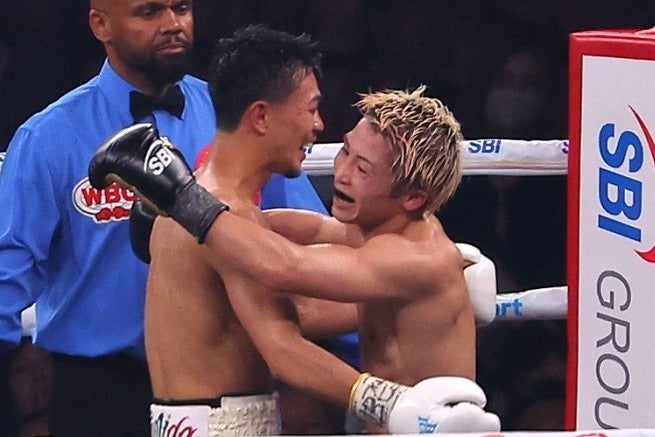 健闘を称えあう井上（右）と中谷（左）。写真：梅月智史（THE DIGEST写真部）